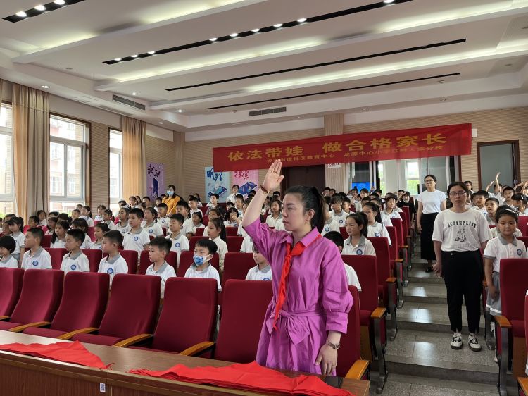 学习二十大 争做好队员——龙潭中心小学江畔人家分校一年级分批入队仪式_html_m580a9aae.jpg