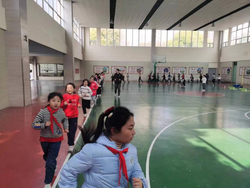 【灵美龙小·江畔体育】龙潭中心小学江畔人家分校体育组3月份教研活动_html_m2bec6f0f.jpg