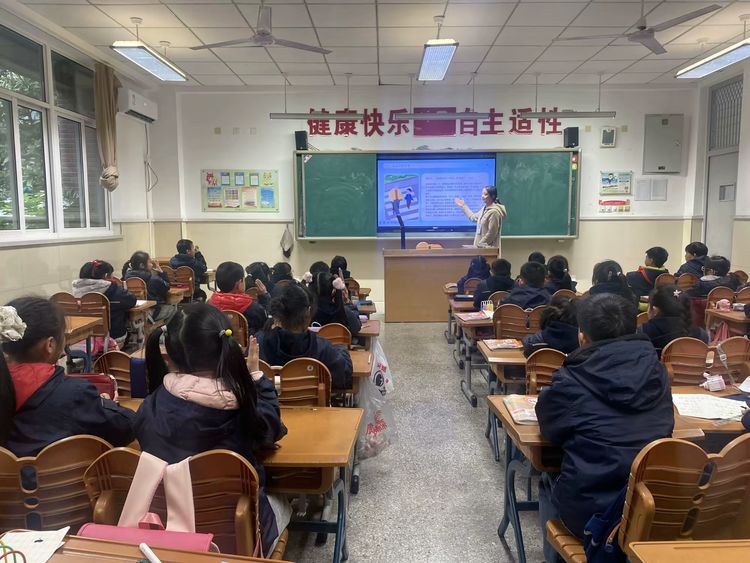 2025.3.5学雷锋精神，树时代新风——龙潭中心小学“学雷锋”系列活动_html_52fa6d87.jpg
