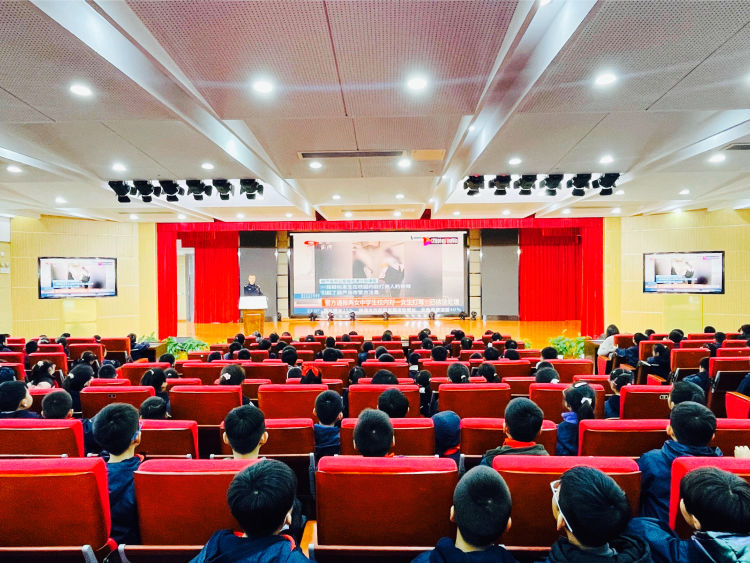 【灵美龙小】与法同行 法治进校园——龙潭中心小学开展法治教育专题讲座_html_67f3abb5.jpg