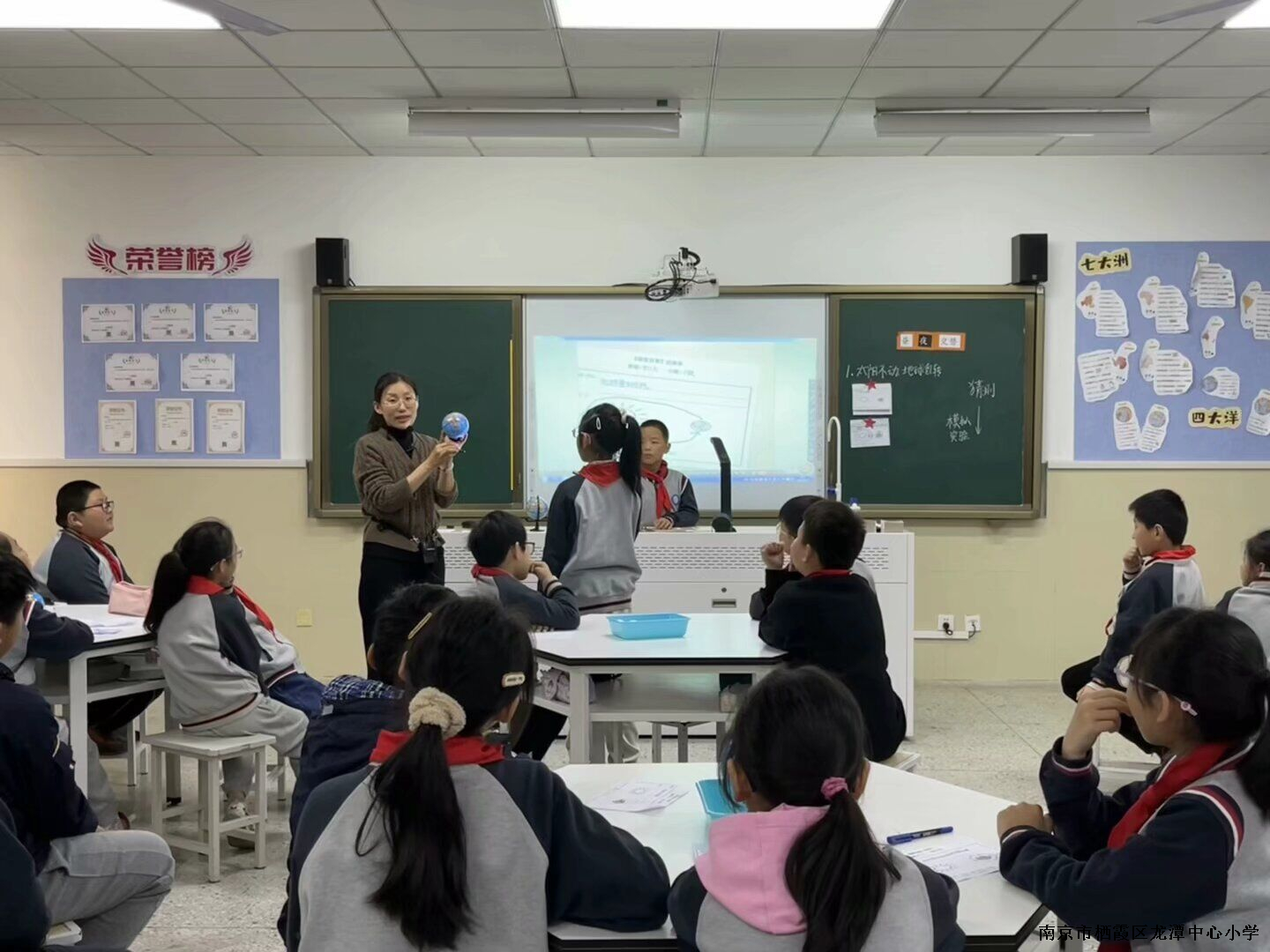 1、张静上课图1.jpg