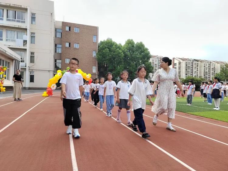 【灵美龙小&middot;江畔】讲文明爱劳动 筑新梦跃新程——龙潭中心小学江畔人家分校举行2023年秋季学期开学典礼暨入学仪式_html_24d27c00.jpg