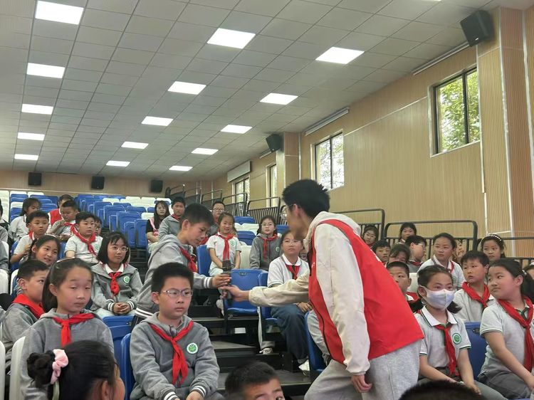 4.15“网络安全宣传进校园”——记靖安小学国家安全教育日活动_html_16de8e52.jpg