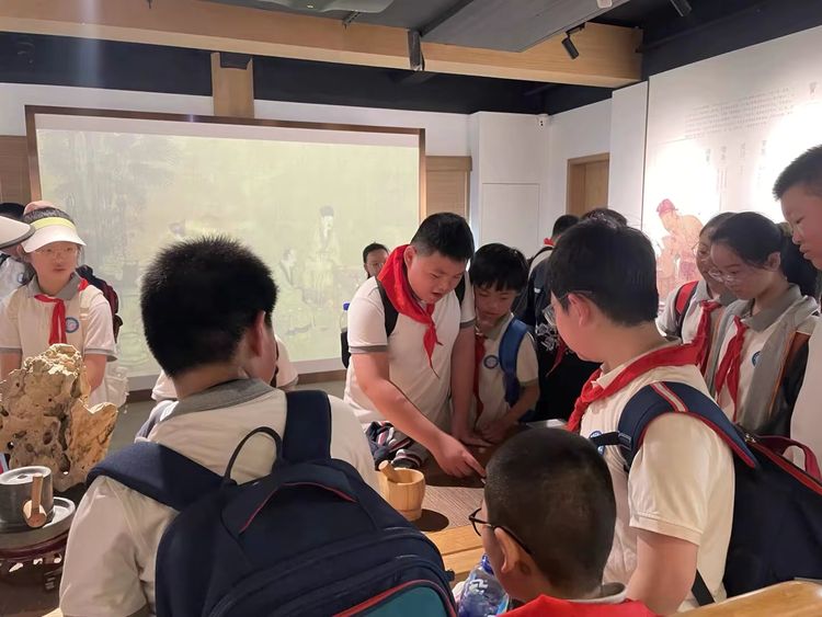 2025.4.10用脚步丈量金陵 用眼睛记录春天——龙潭中心小学开展春季社会实践活动_html_73710e38.jpg