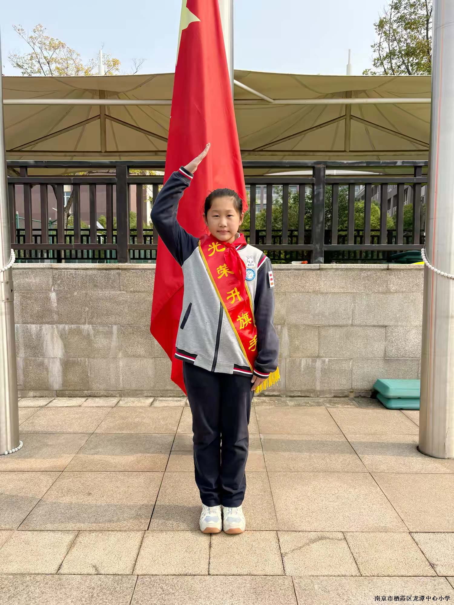 【灵美龙小·团队活动】}消防安全记心间 国旗飘扬展风采——龙潭中心小学第十周升旗仪