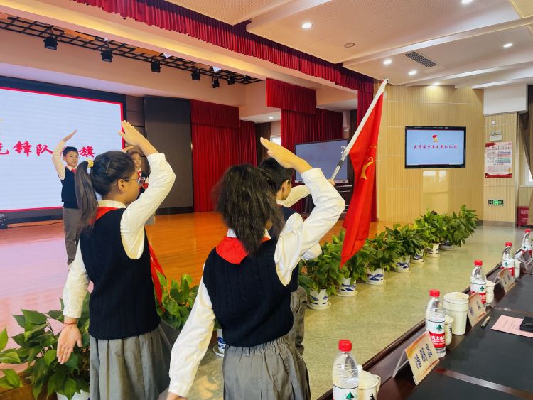 【灵美龙小】筑梦新时代 争做好队员—龙潭中心小学召开第五次少先队代表大会员_html_50bcc1cd.jpg