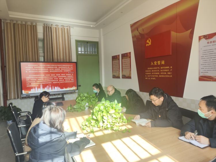 【江畔先锋&middot;书记党课】三尺讲台守初心 立德树人勇担当——龙潭中心小学江畔人家分校党支部开展书记讲党课活动_html_63c52d39.jpg