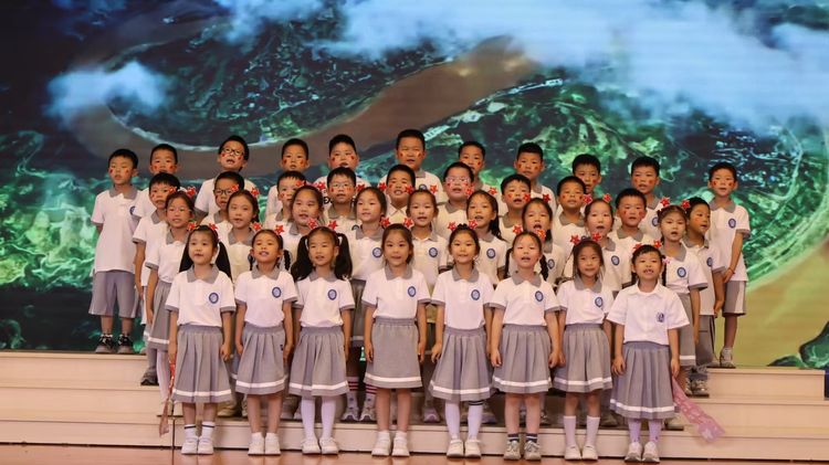 2025.9.28红歌嘹亮 童心向党——龙潭中心小学开展“红领巾爱祖国”校园合唱比赛_html_m2e9db345.jpg