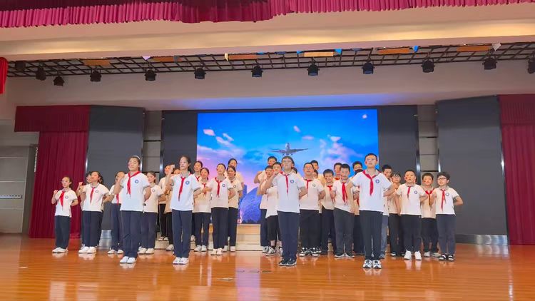2025.9.29童声颂祖国 薪火永相传——龙潭中心小学开展“红领巾爱祖国”校园朗诵比赛_html_121436f4.jpg