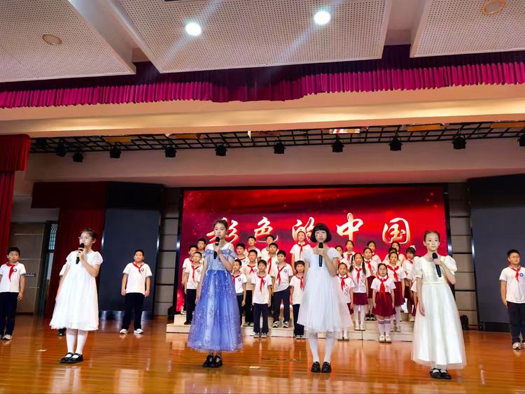 2025.9.29童声颂祖国 薪火永相传——龙潭中心小学开展“红领巾爱祖国”校园朗诵比赛_html_600e9f61.jpg