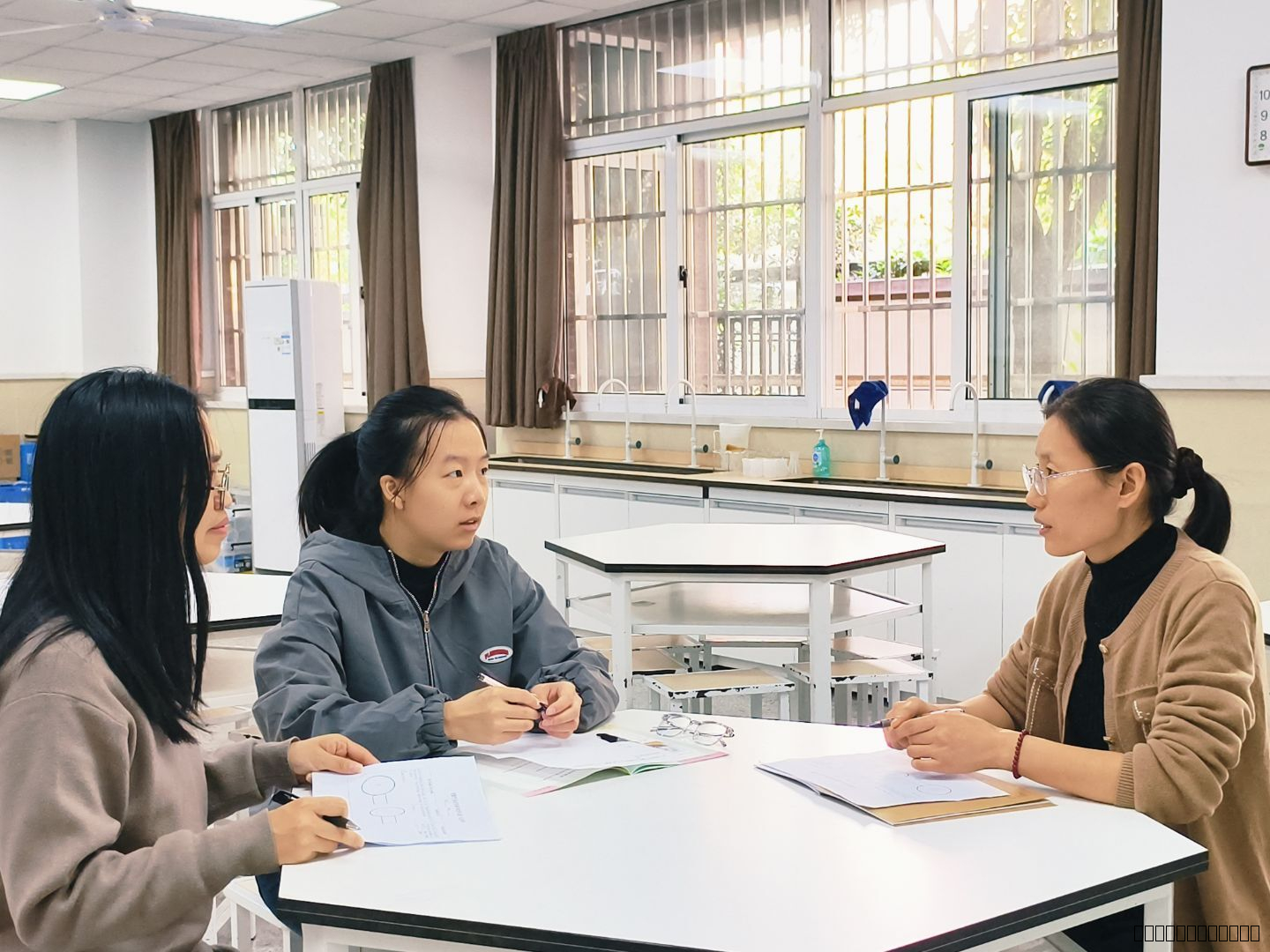 小组讨论图2.jpeg 小组讨论图2.jpeg