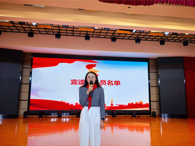 2025.10.14强国复兴有我 争当新时代好少年——龙潭中心小学开展新队员入队仪式_html_5f337dfd.png