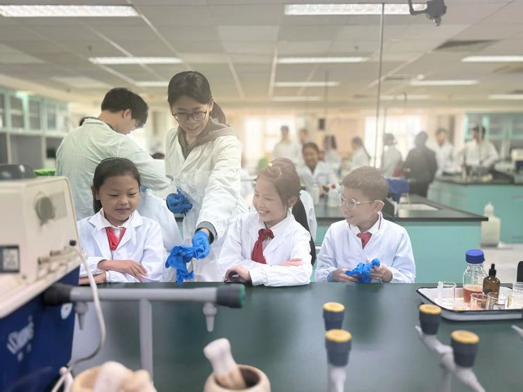 2025.10.22 探秘化工奇趣世界 点燃少年科学梦想——龙潭中心小学开展栖霞“知行”校外社会实践基地活动_html_1454c331.jpg