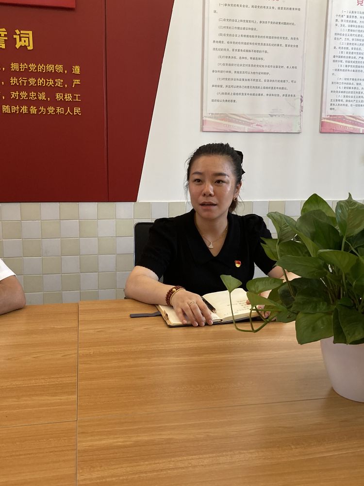 【江畔先锋】党员突击队 铸造中国“心”—龙潭中心小学江畔人家校区组织收看优秀共产党员事迹_html_55db852c.jpg