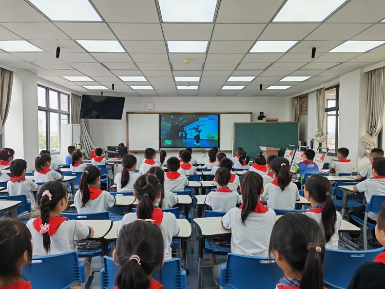 【灵美龙小】开学第一课，送法进校园——龙潭中心小学组织观看《开学法治第一课》