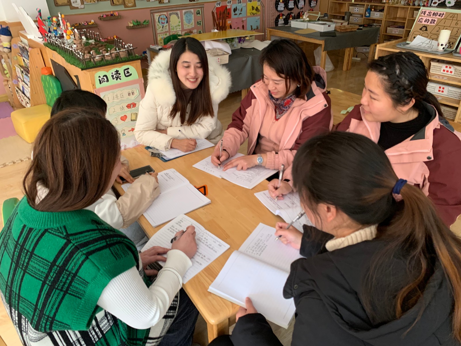 【枫香栖幼】“议”有高质 “研”有深度  ——栖幼五福园中班组“拥抱冬爷爷”课程审议