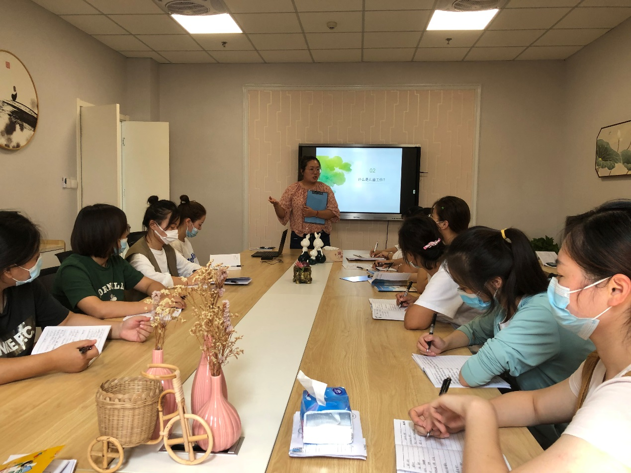 【枫香栖幼】教育研究初显专业  工作坊活动促幼儿成长  ———栖霞幼儿园翡翠天域园科学教研组活动