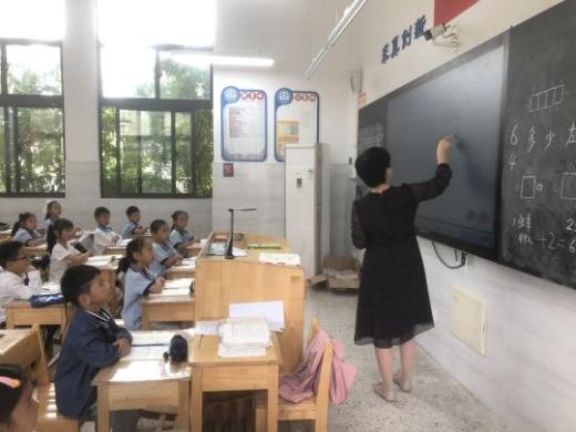 220930双向奔赴 科学衔接——栖霞幼儿园大班教师观摩小学活动_html_4a596220.jpg
