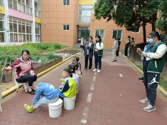 交流经验 互动共进科学教研组部分教师参加栖幼翡翠天域园与龙潭幼儿园靖安分园结对帮扶活动_html_3f3c8f14.jpg