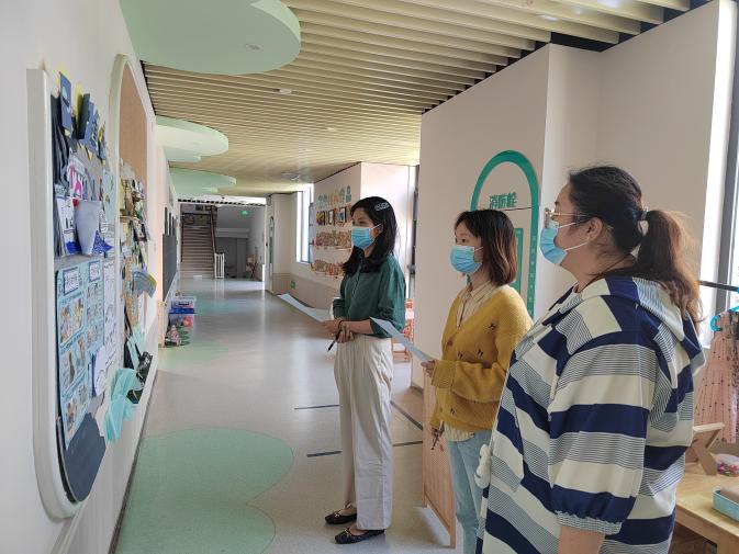 【枫香栖幼】审思主题环境 促进幼儿发展  ——记栖霞幼儿园石埠湾园主题墙评比活动