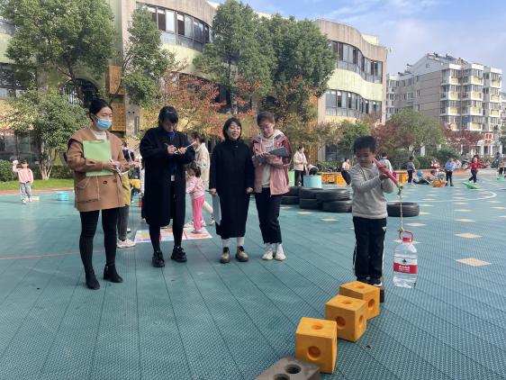 221123巧手自制 玩转晨间——栖霞幼儿园五福园自制晨锻器械评比_html_4311bfc3.jpg