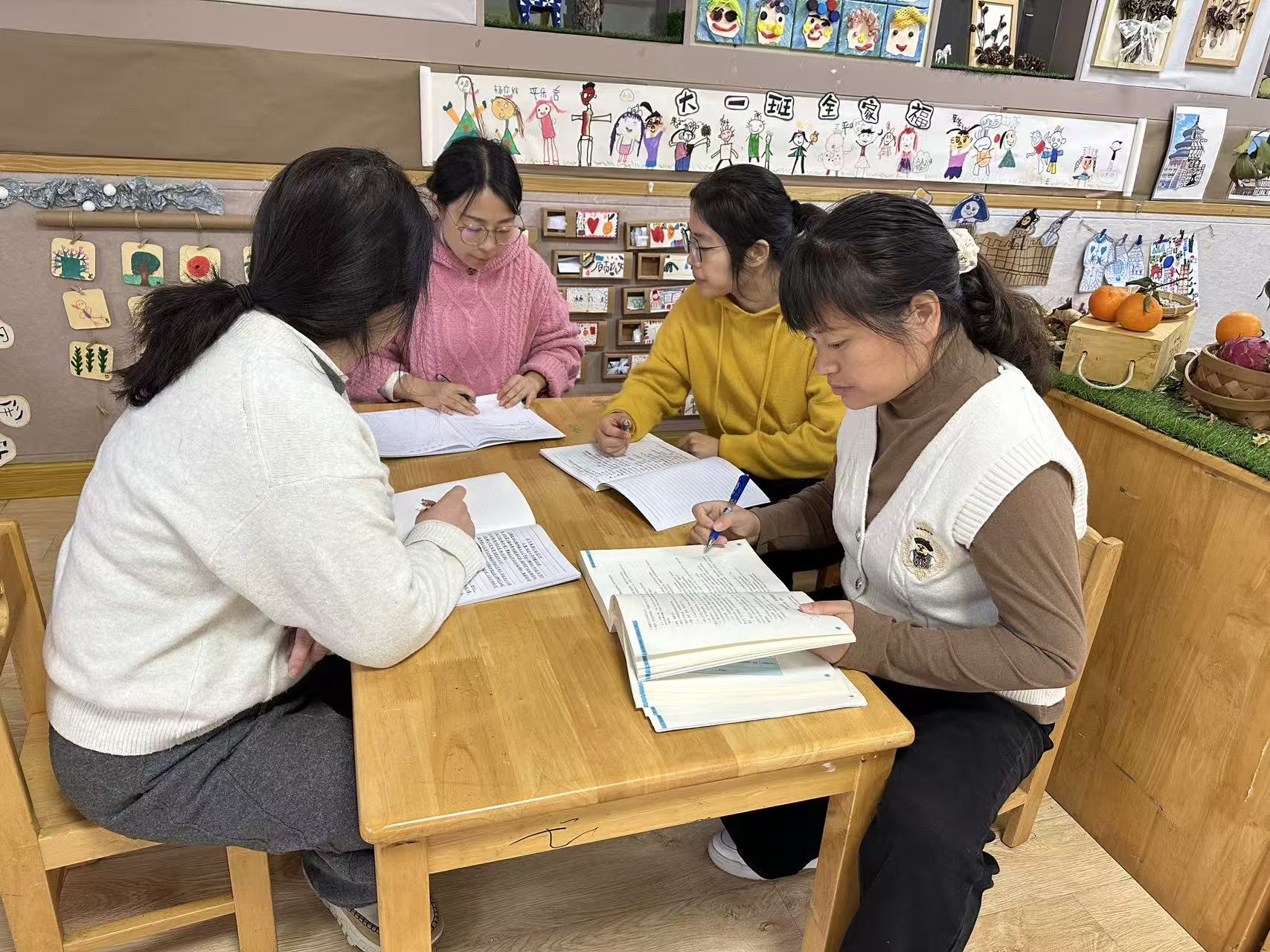 【枫香栖幼】山中寻秋韵 童趣探自然  ——记栖幼五福园大班年级组栖霞山主题课程审议