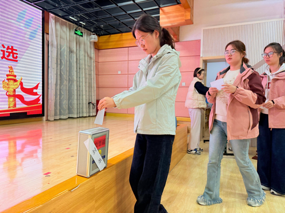 251031换届聚合力 组织启新程——栖霞幼儿园团支部组织委员改选大会暨主题团课_html_m1f629f9b.png