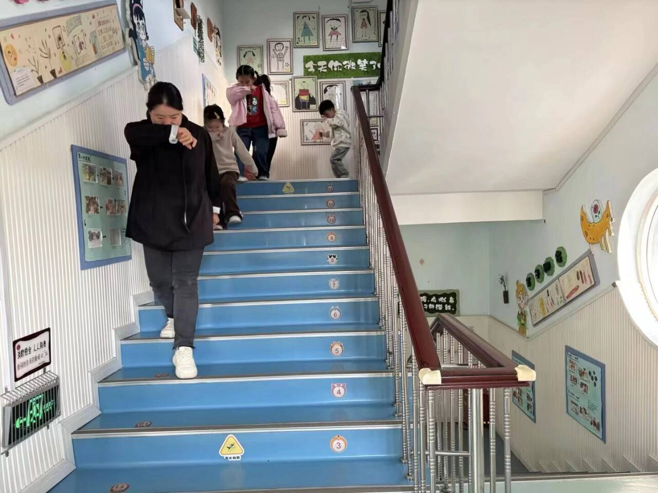 251111筑牢消防墙 安全护成长——记栖霞幼儿园红枫分园消防应急疏散演练活动_html_m32b8ef37.jpg