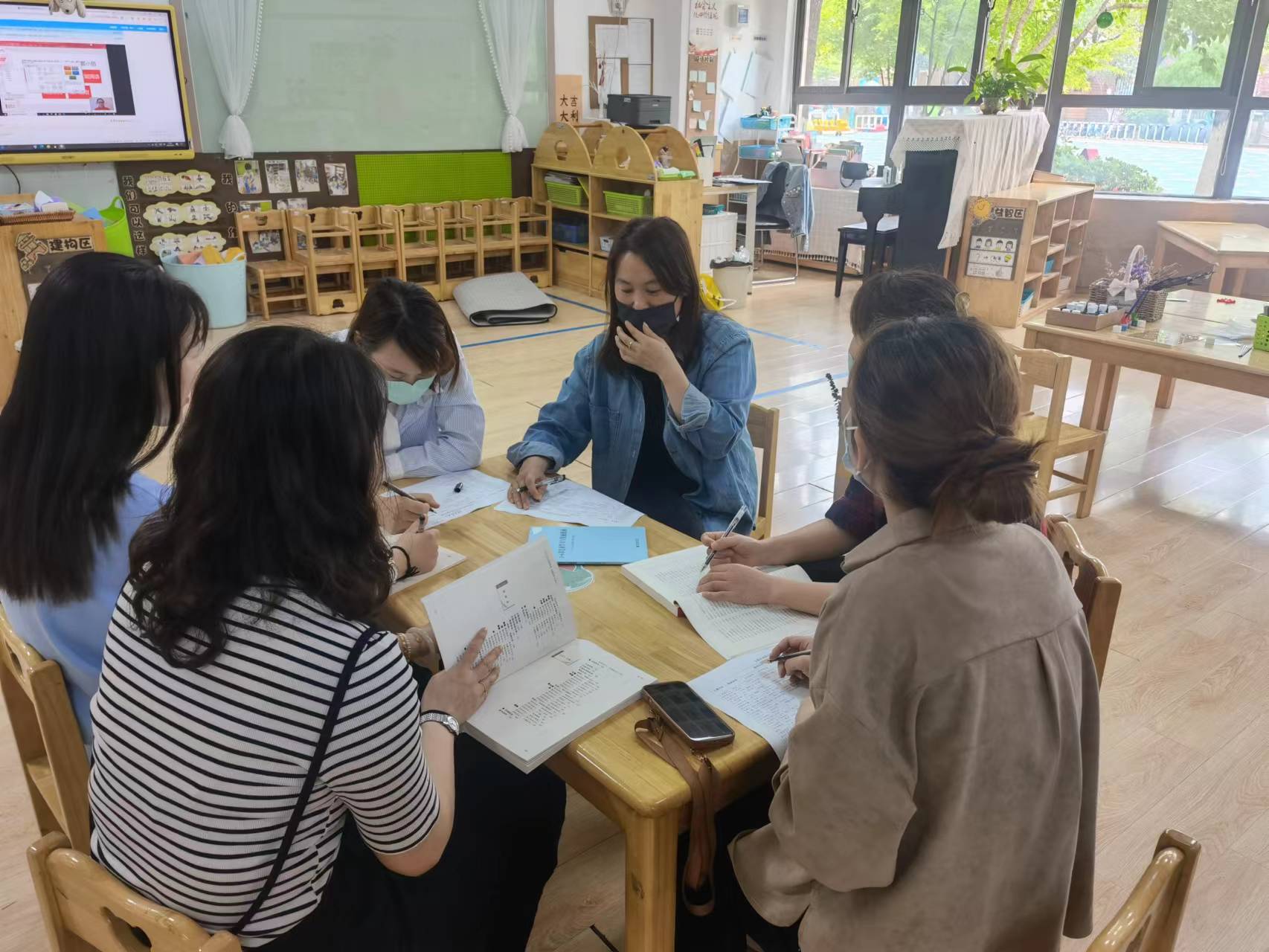 220408主题共分享  大家共成长——栖霞幼儿园五福园小班年级组《我和小花》课程审议活动_html_m23f22aac.jpg