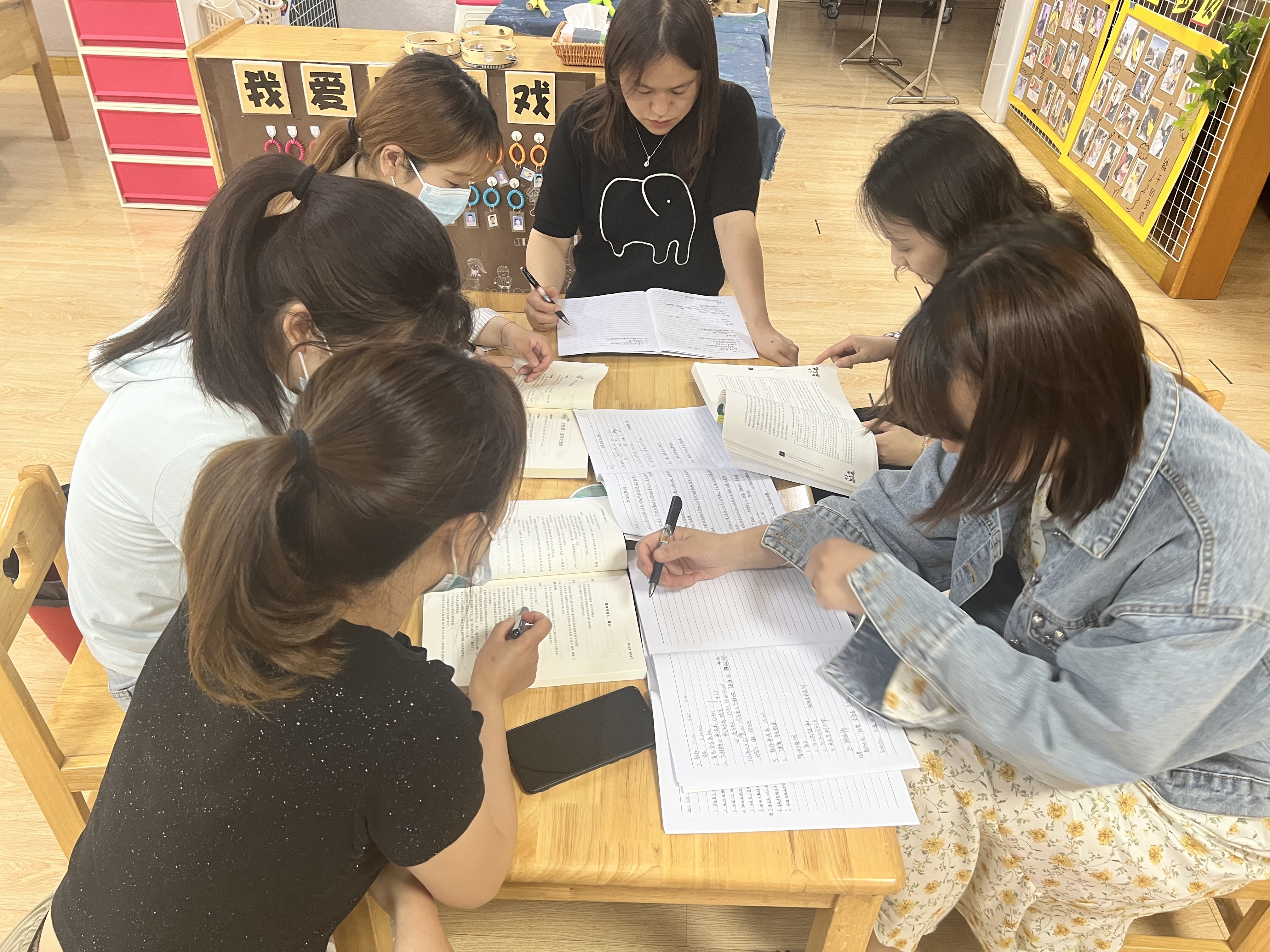 220506凝心审议 聚力成长——栖霞幼儿园五福园小班年级组《我有六个宝》课程审议活动_html_m4d94b28.jpg