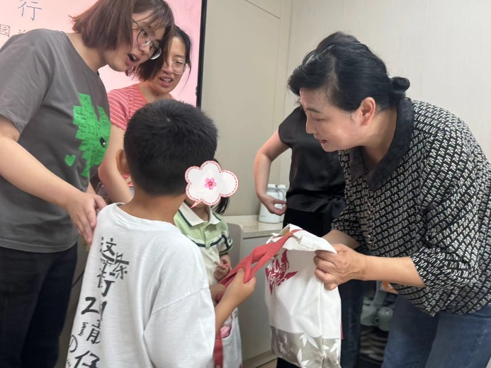 240607让美好发生 助活力成长 栖霞幼儿园困境生慰问资助活动_html_m6665d795.jpg