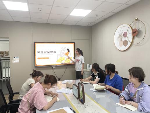 230926网络安全 你我守护——栖霞幼儿园翡翠天悦园网络安全专题培训_html_m58d5321a.jpg