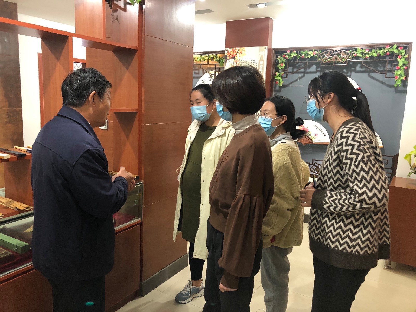 【枫香栖幼】学习文化经典 弘扬传统文化 ——栖霞幼儿园五福园教师进金陵折扇工艺研究所参观学习