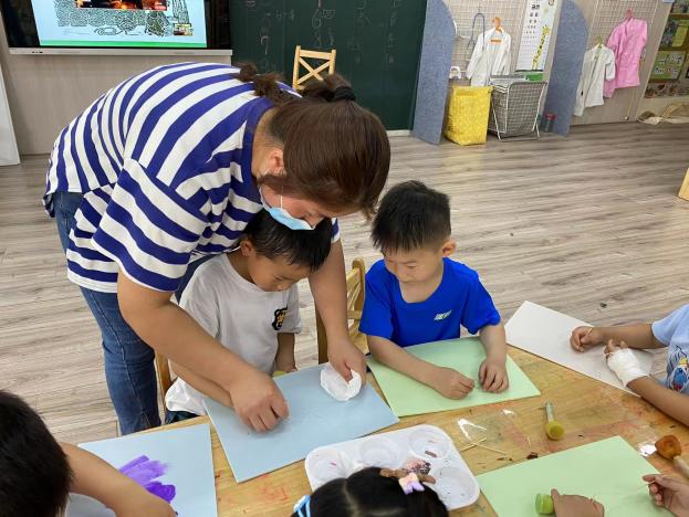 20220609蓬头稚子绘瑰宝  绮丽版画扬国风——记栖幼石埠湾园中班家长助教活动 万紫薇_html_m55dc94e.jpg