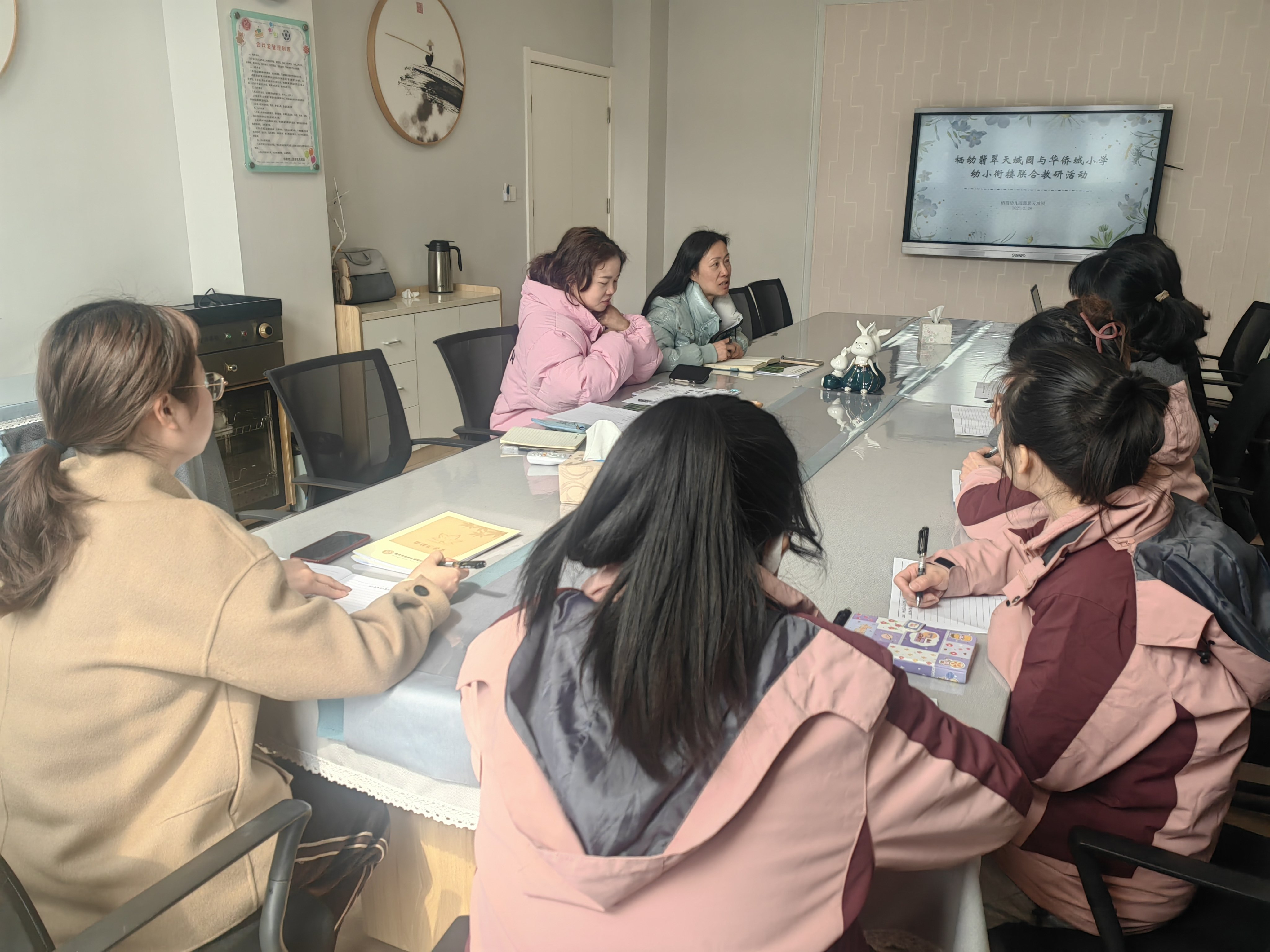 230228聚焦衔接共话思行——记栖霞幼儿园翡翠天域园与华侨城小学幼小衔接联合教研活动_html_m3756d81d.jpg