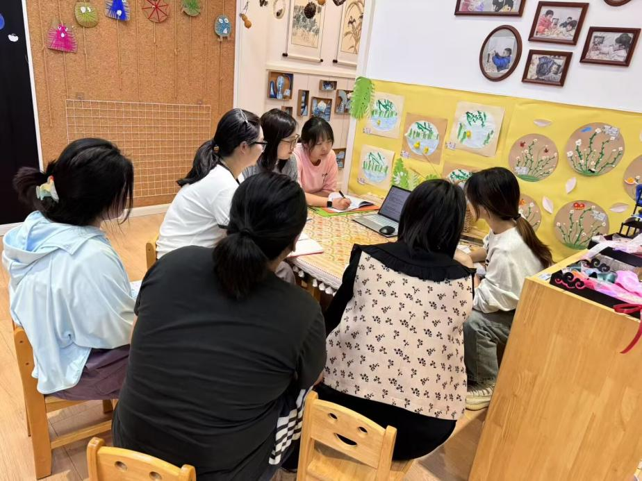 【枫香栖幼】以儿童视角探秘春日之美 赋能城市小主人成长  ——记栖霞幼儿园翡翠天域园中班年级组《找春天》主题后审议及《我们生活的城市》主题前审议研讨活动