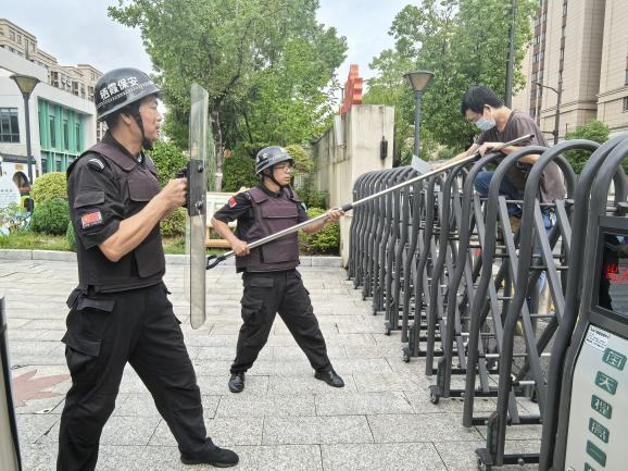 250926反恐防暴 安全护航——栖霞幼儿园石埠湾园反恐防暴安全演练活动_html_m2dece722.jpg
