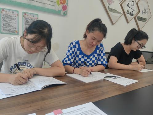 240914记栖霞幼儿园翡翠天域园游戏教研组新闻稿_html_m2ba44fc4.jpg