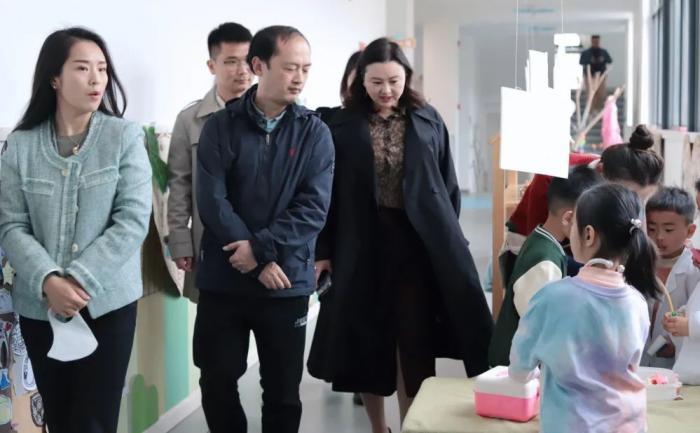 230308开放观摩展特色 示范辐射共成长——记栖霞幼儿园翡翠天域园市级接待观摩开放活动_html_79774cc8.jpg