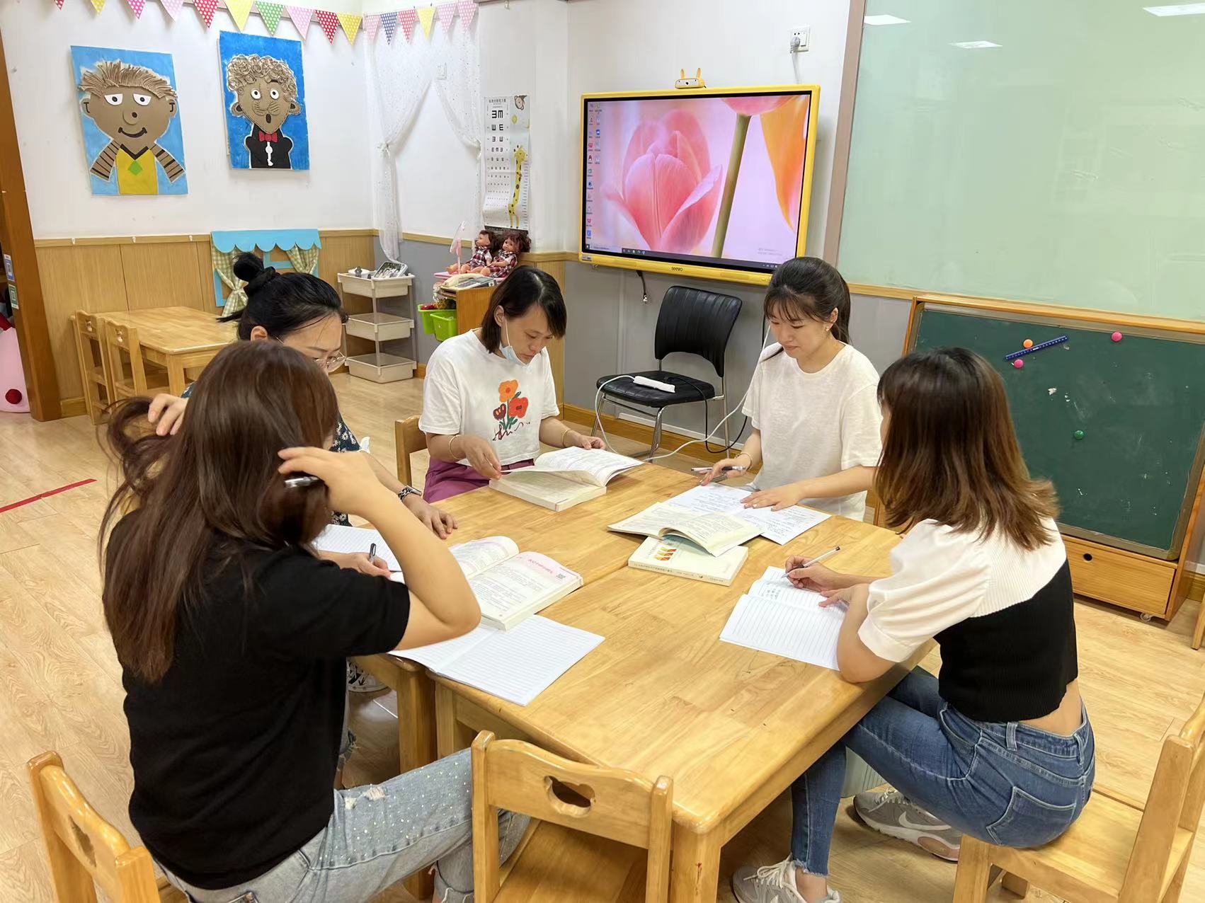 220830聚焦主题审议 推进课程实施——栖霞幼儿园五福园中班组课程审议活动之《我是中班小朋友》_html_m3d048586.jpg