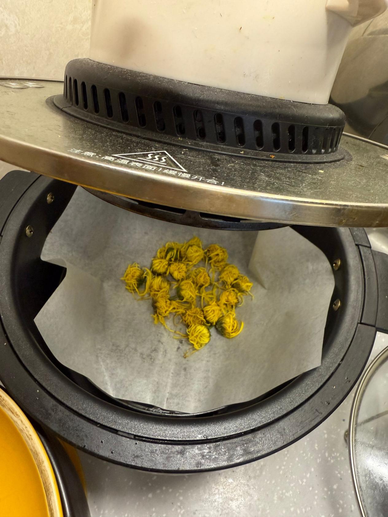 【博学广志】百草园里展风采 巧手烘制菊花茶_html_m773763b8.jpg