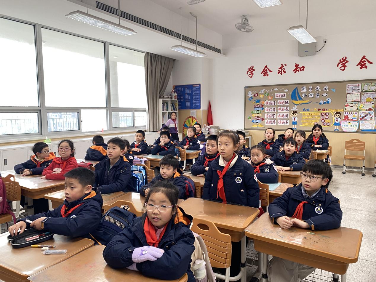 【湖畔·童化课堂】搭建多维支架，遨游童话世界，探索整本书之美 ——记金陵小学（仙林湖校区）三年级语文教研活动_html_81d037.jpg