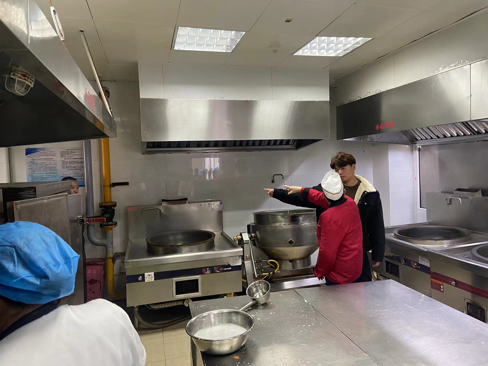 【湖畔·共佑安全】消防安全心中记，日常演练在践行——金陵小学（仙林湖校区）开展2023—2024第二学期物业食堂消防演练_html_m10bd539b.jpg