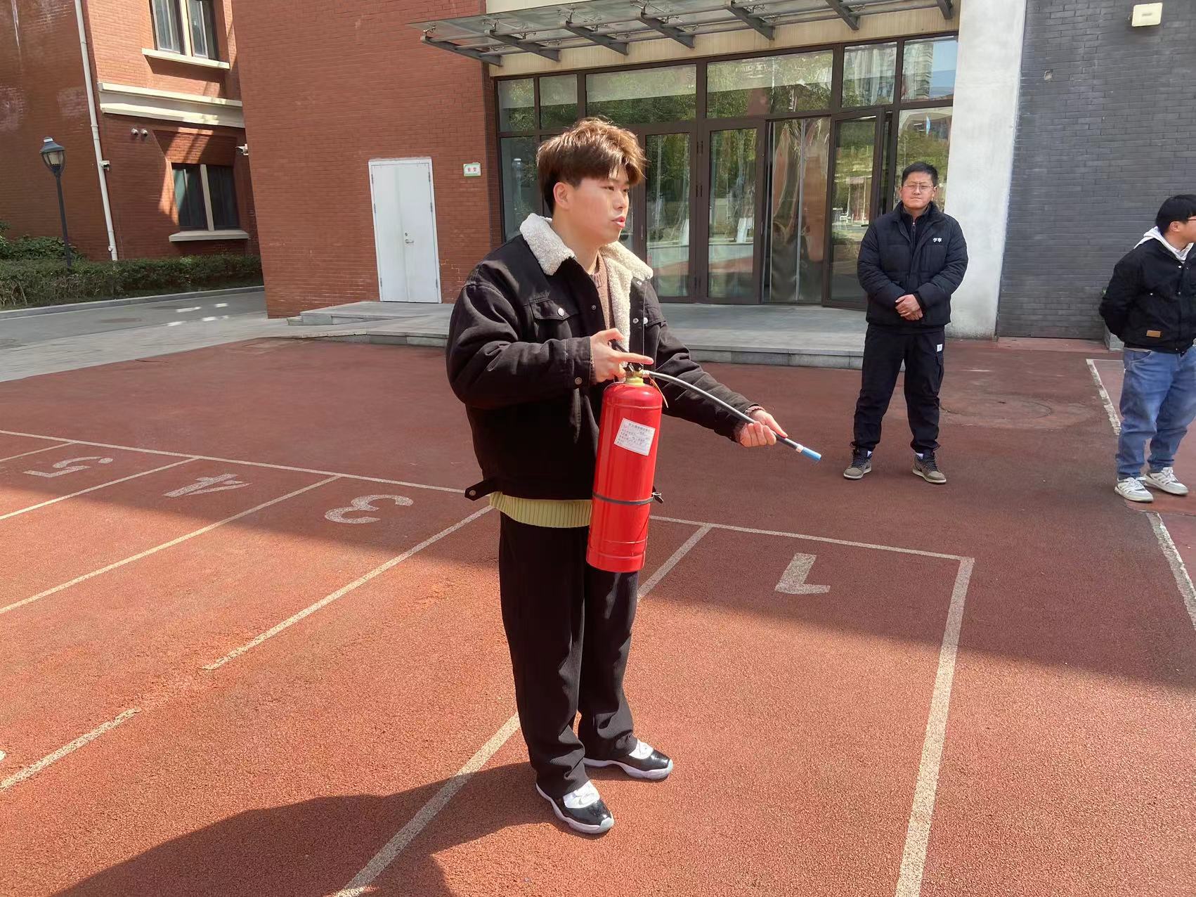 【湖畔·共佑安全】消防安全心中记，日常演练在践行——金陵小学（仙林湖校区）开展2023—2024第二学期物业食堂消防演练_html_77ac6c6d.jpg