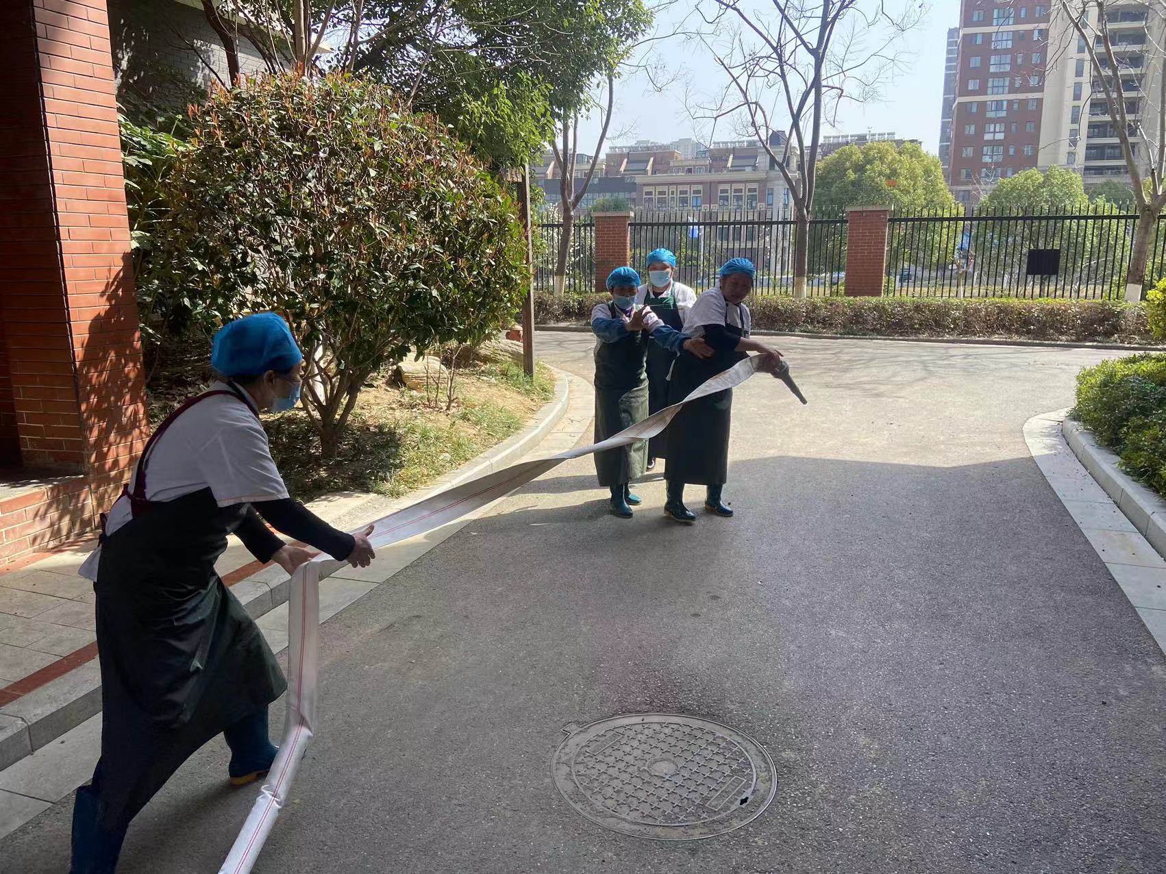 【湖畔·共佑安全】消防安全心中记，日常演练在践行——金陵小学（仙林湖校区）开展2023—2024第二学期物业食堂消防演练_html_7a0be15c.jpg