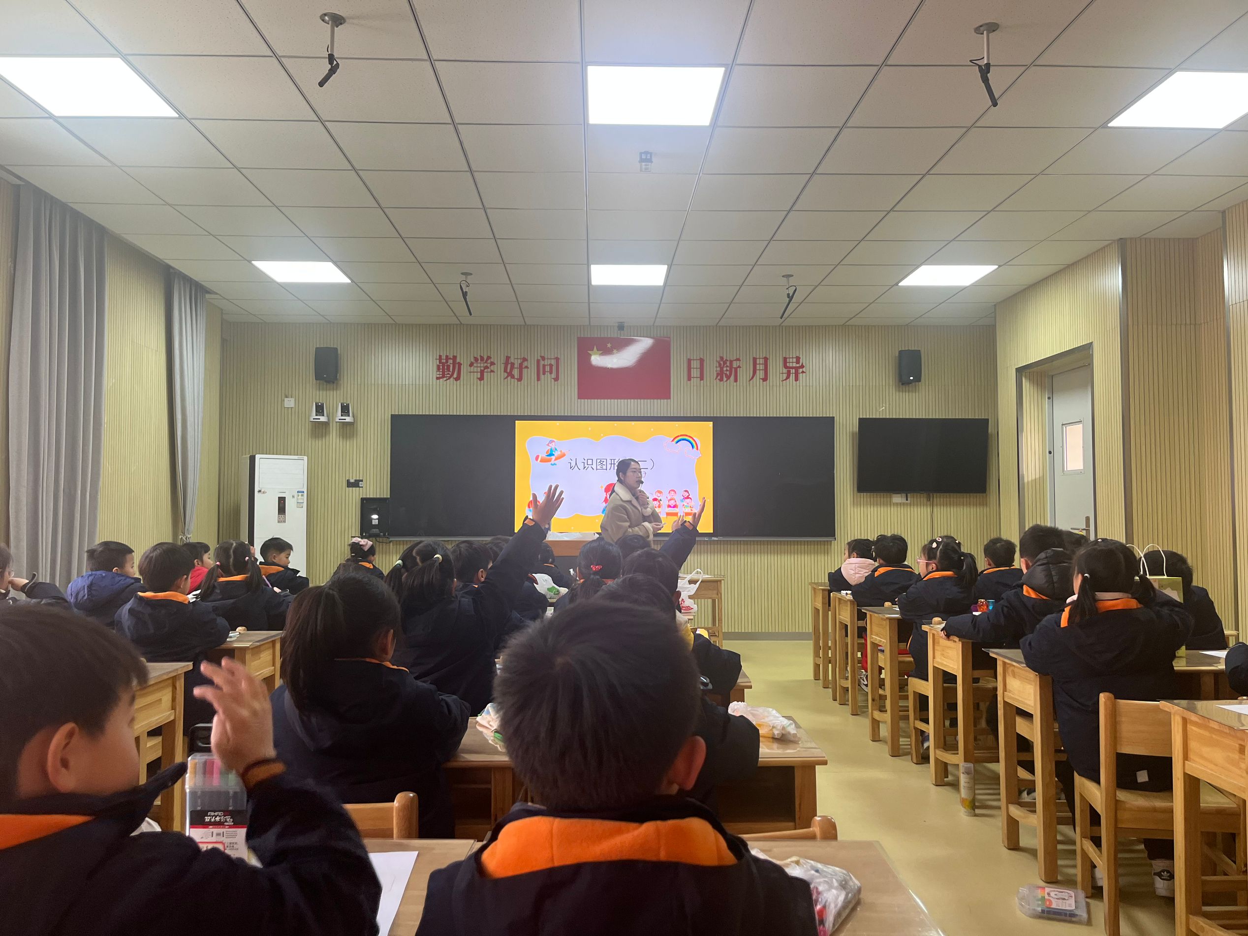 【湖畔·童化课堂】 亲历“剥离”过程，感知“面”在“体”上——数学故事汇之课例研讨（145）_html_m43e74ed8.jpg