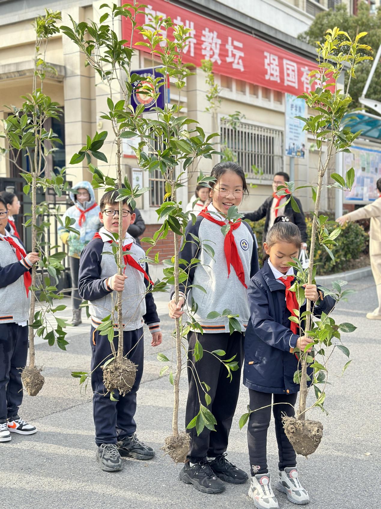 相约春天 共植希望——记金陵小学2024年植树节活动_html_74477f4e.jpg