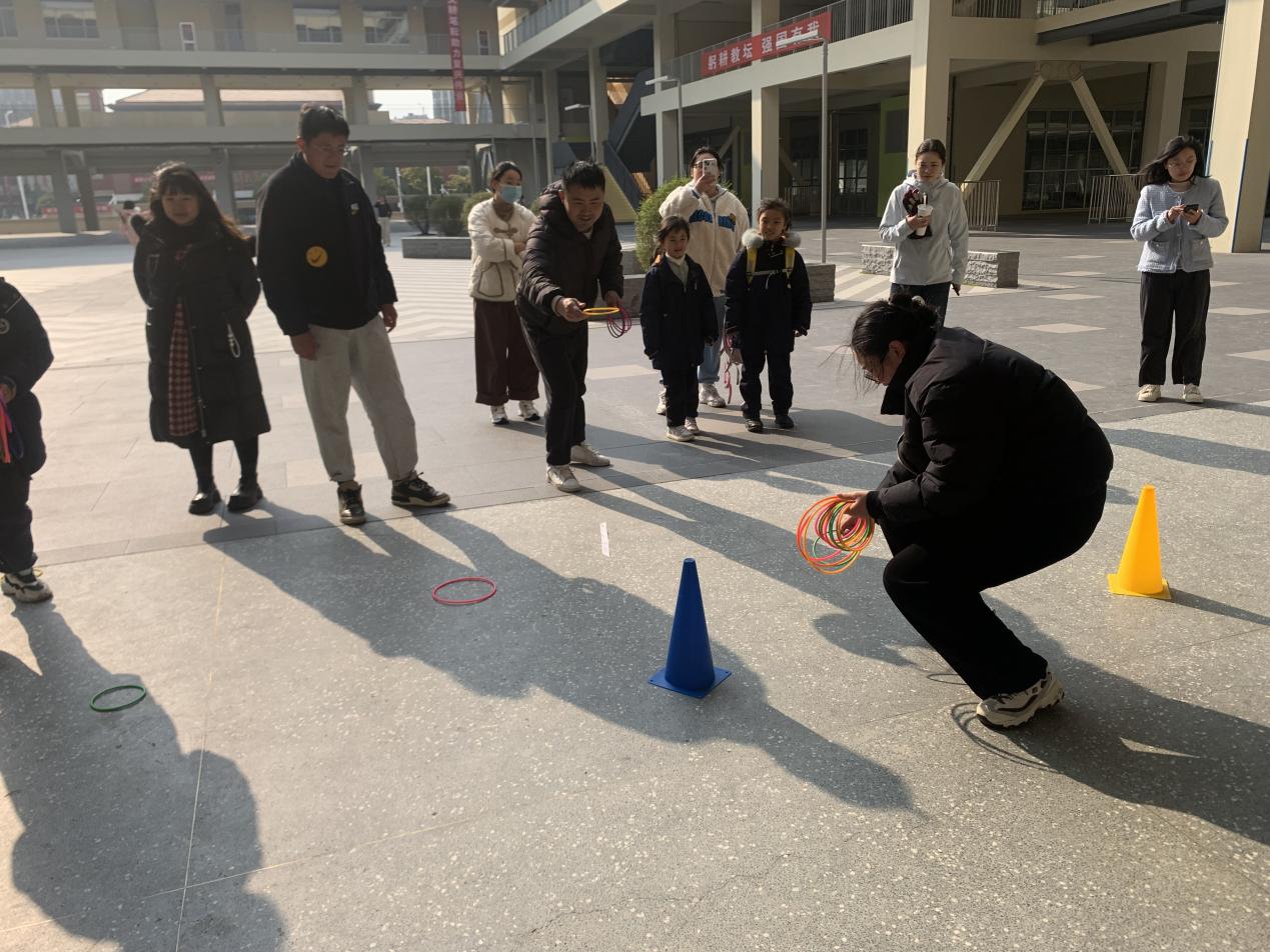 套出欢乐  圈住幸福——南京市金陵小学（仙林湖校区）欢乐套圈活动_html_156e9409.jpg