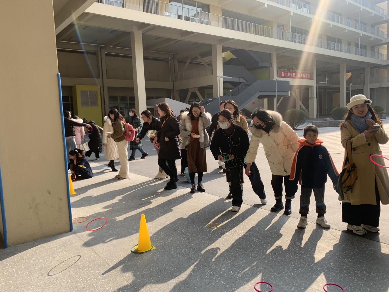 套出欢乐  圈住幸福——南京市金陵小学（仙林湖校区）欢乐套圈活动_html_4ad09f60.jpg