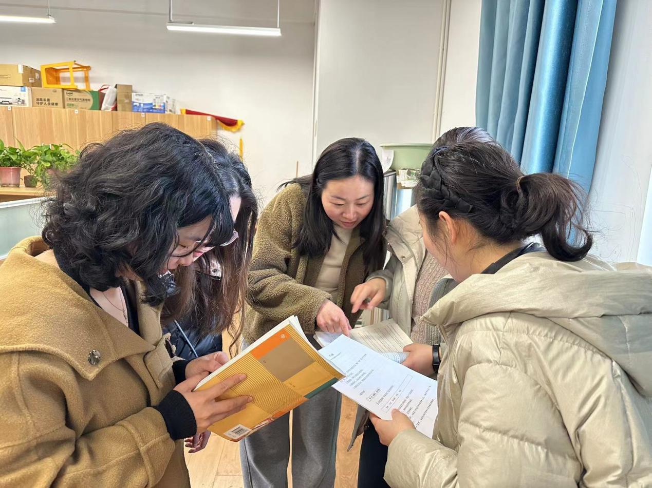 【湖畔·童化课堂】步步登“糕” “语”你共享——记金陵小学（仙林湖校区）二年级语文组教研活动_html_m4a796192.jpg